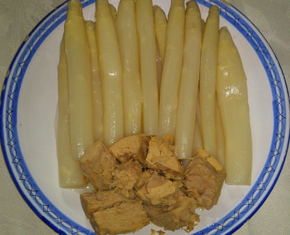 Espárragos blancos con toncos de atún y lenguados al horno con verduras