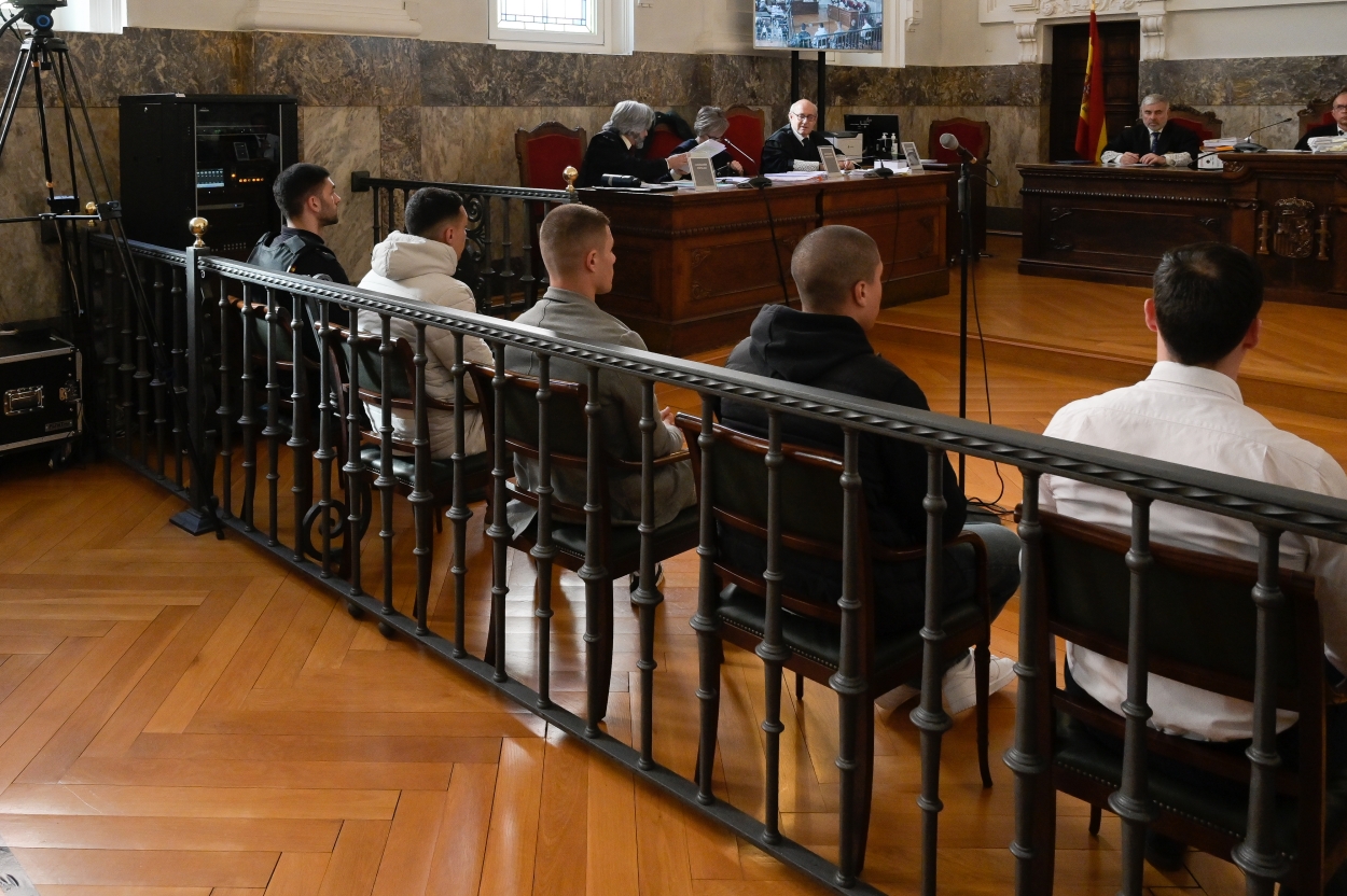 Imagen de los acusados por el asesinato de Samuel Luiz durante la vista de apelación celebrada el pasado mes de abril (Foto: Europa Press).