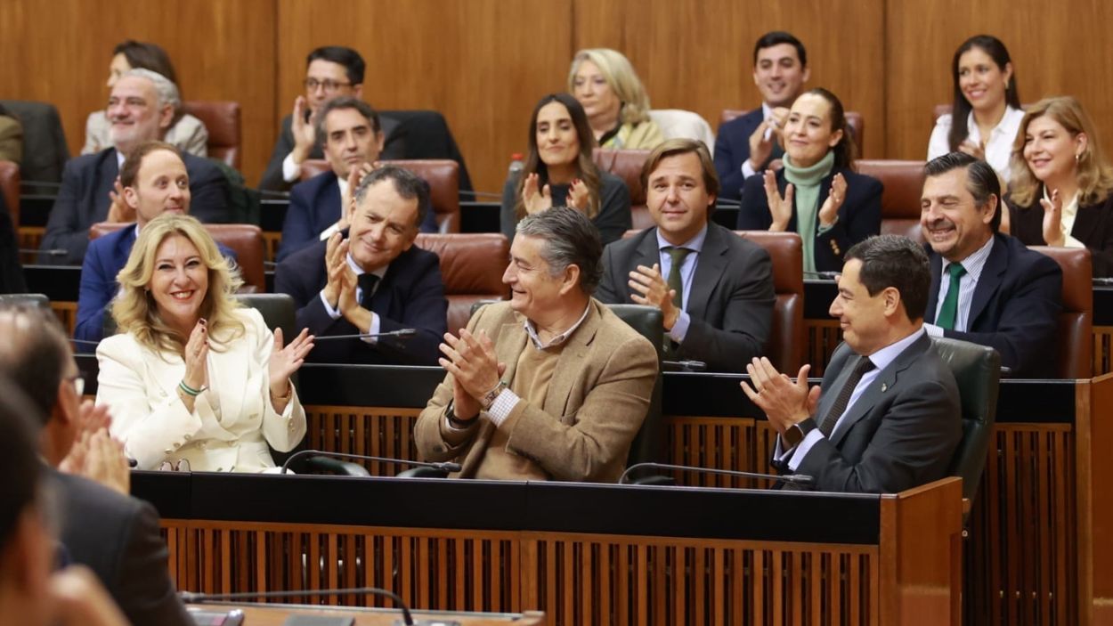 Consejera de Economía y Hacienda, Carolina España, recibe el aplauso de los parlamentarios del PP tras la aprobación de los presupuestos / EP