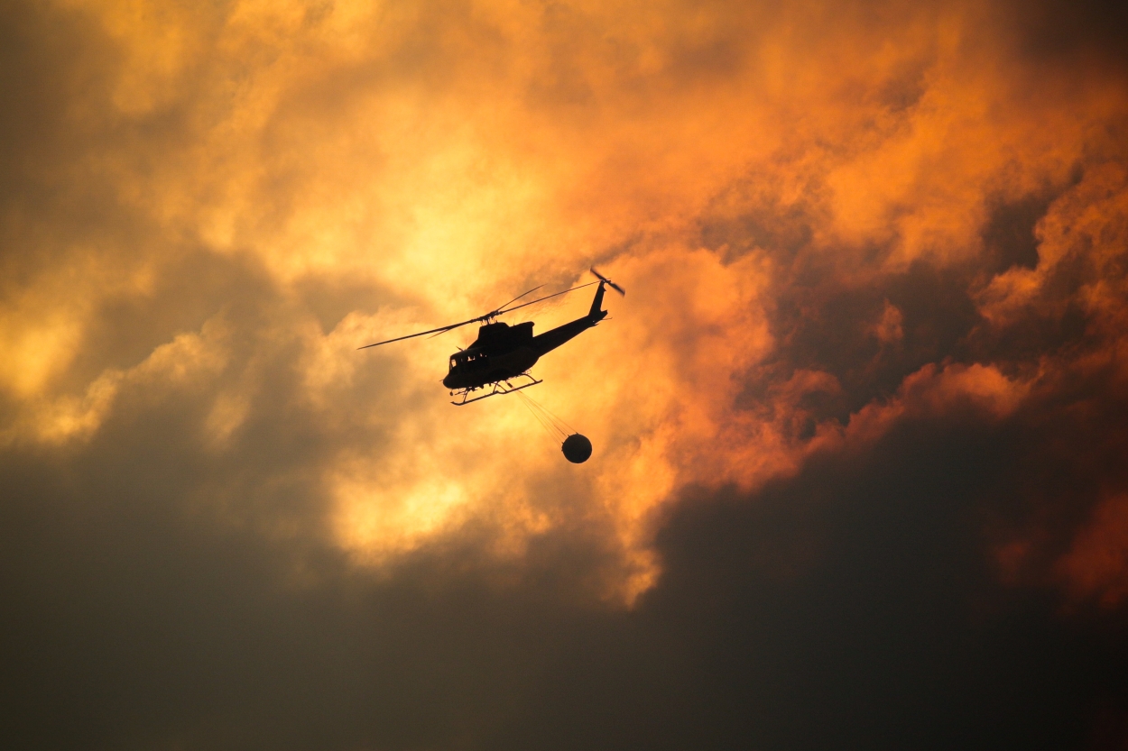 Imagen de agosto de un helicóptero trabajando en la extinción del incendios declarado en Aguas Mestas, en la provincia de Lugo (Foto: Europa Press).
