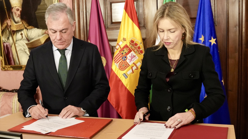 El alcalde de Sevilla, José Luis Sanz, firma junto a la portavoz municipal de Vox, Cristina Peláez, el acuerdo para la aprobación de los presupuestos municipales 2026 / EP