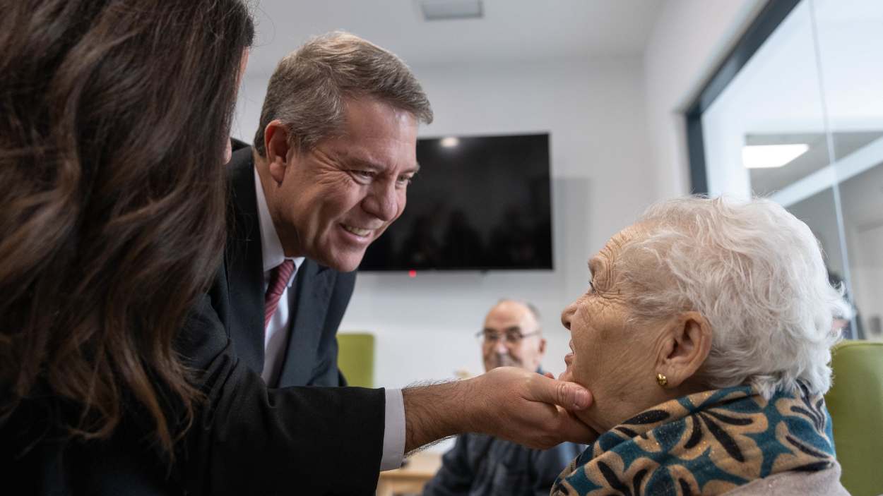 El presidente de Castilla-La Mancha, Emiliano García-Page, durante una visita a una residencia de mayores en la región. JCCM.