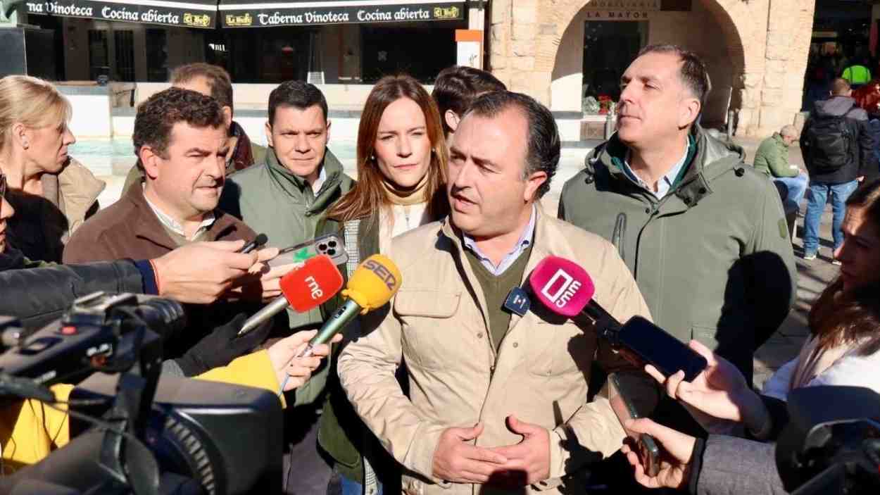 El líder de Vox en Castilla La Mancha, David Moreno, acompañado del portavoz nacional de Vox sobre Inmigración, Interior y Seguridad, Samuel Vázquez, y la portavoz de Agenda España, Isabel Pérez. Vox. 