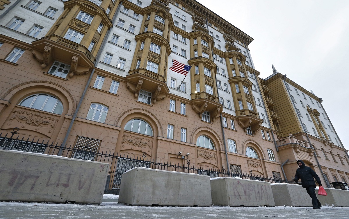 Un hombre camina hoy junto a la embajada de Estados Unidos en Moscú