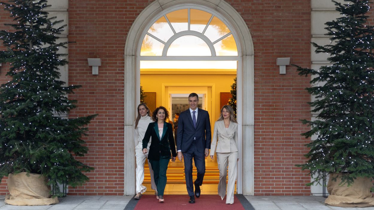 El presidente del Gobierno, Pedro Sánchez, junto a las vicepresidentas María Jesús Montero, Yolanda Díaz y Sara Agesen, en La Moncloa. EP.
