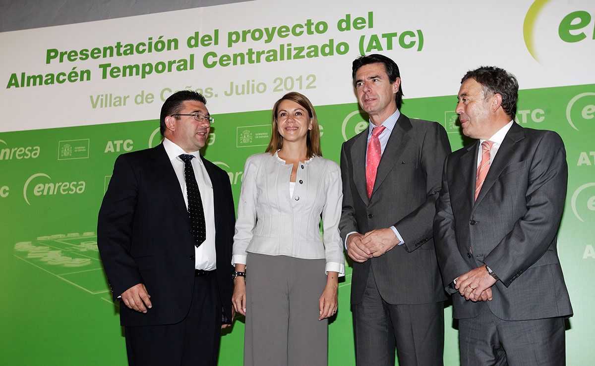 María Dolores de Cospedal, junto al alcalde de Villar de Cañas(i) y el exministro José Manuel Soria