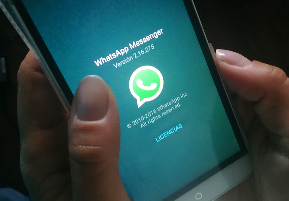 Imagen de una persona usando Whatsapp en su móvil