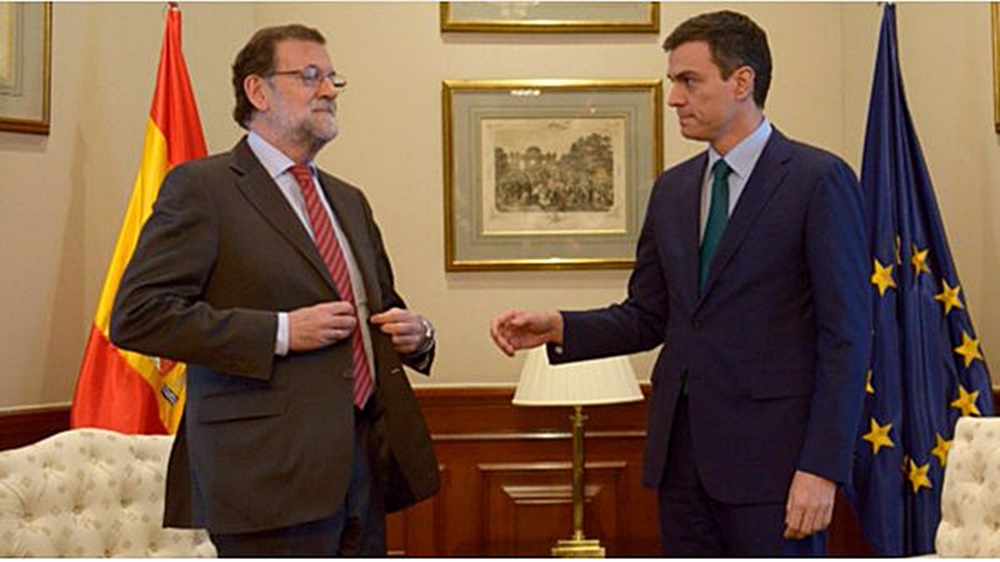Pedro Sánchez saluda a Mariano Rajoy. 