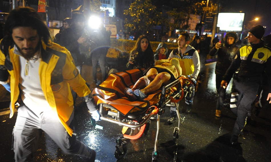 Imagen de los servicios de emergencia evacuando a los heridos en el atentado. 