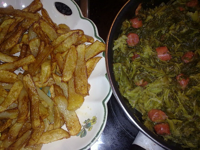 grelos con chorizo y patatas fritas y falda de ternera a la gallega