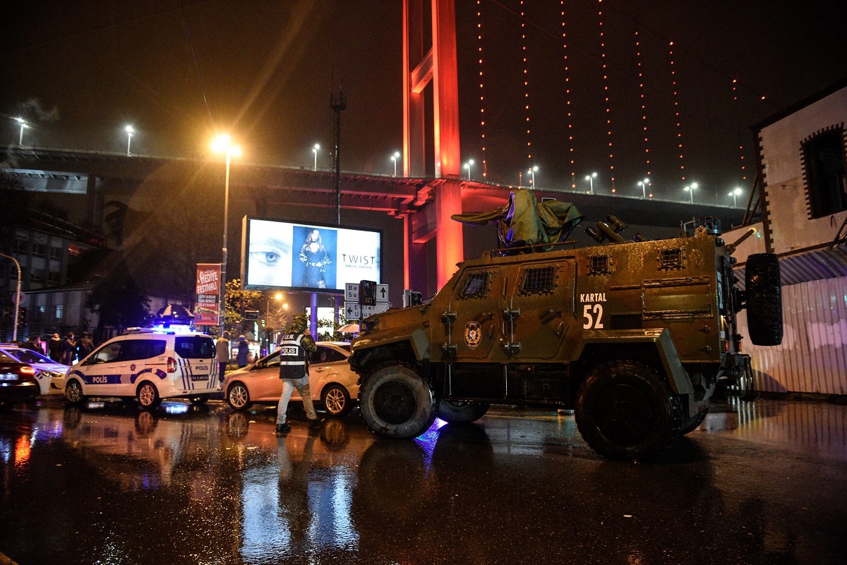 Policías aseguran la zona después del ataque contra la discoteca Reina de Estambul