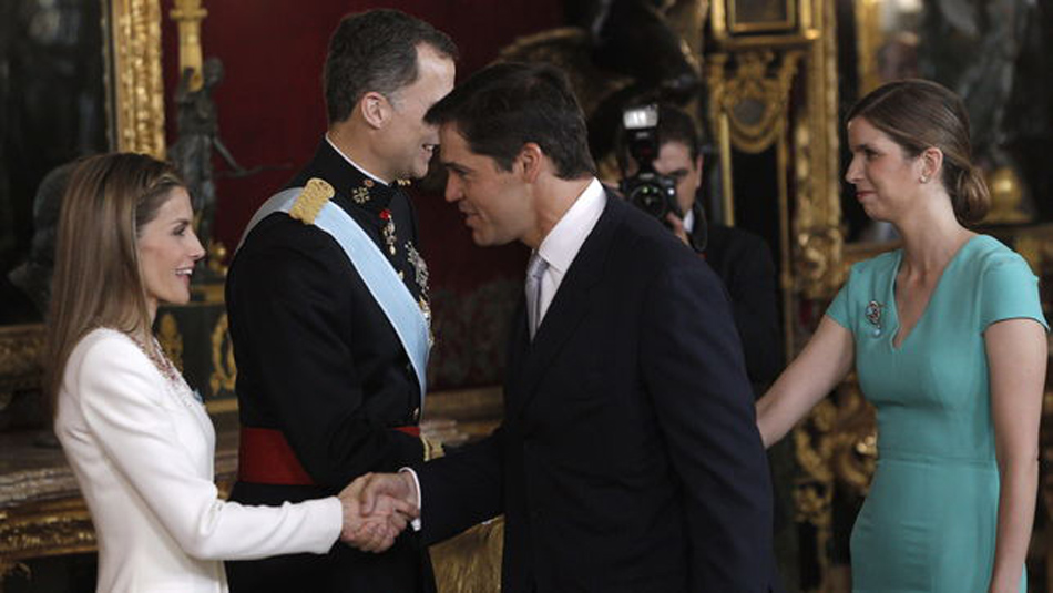 Luis Alfonso de Borbón y su esposa saludan a los Reyes en la proclamación de Felipe VI, en junio de 2014