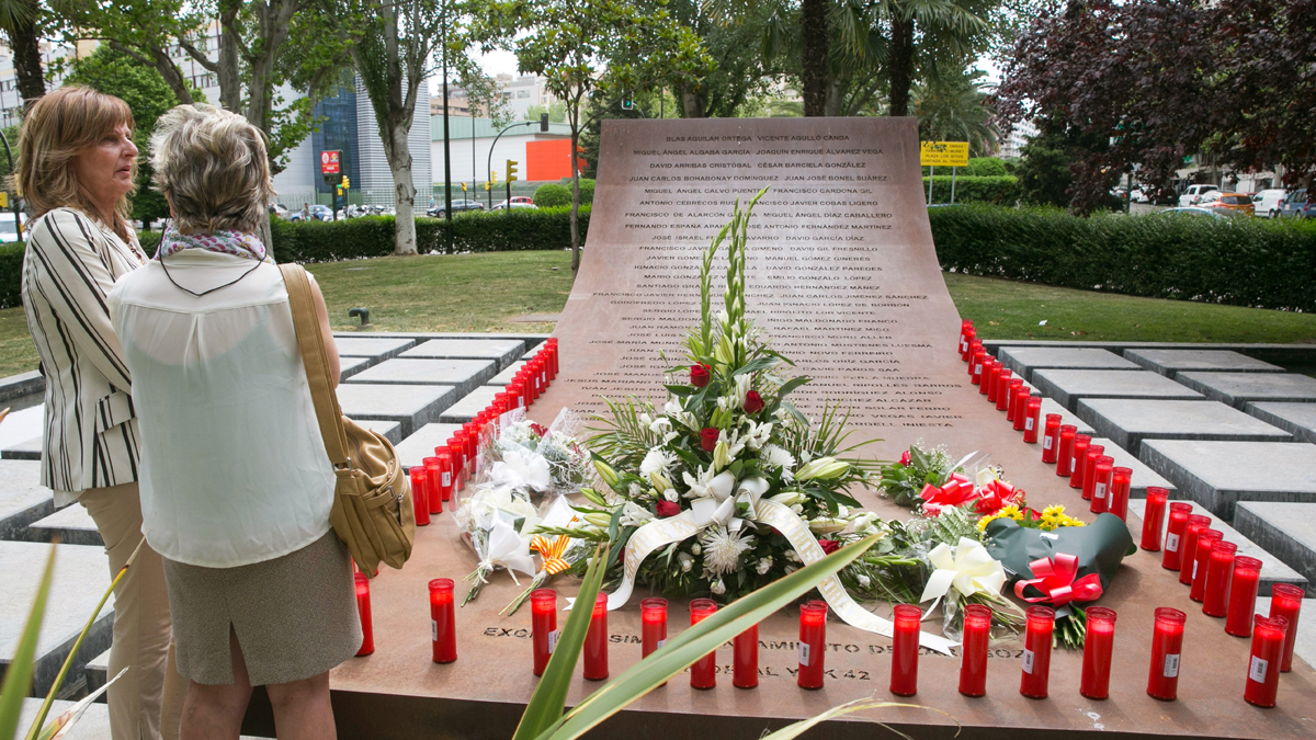 Familiares de los 62 fallecidos en el accidente del Yakolev-42 durante un homenaje. 