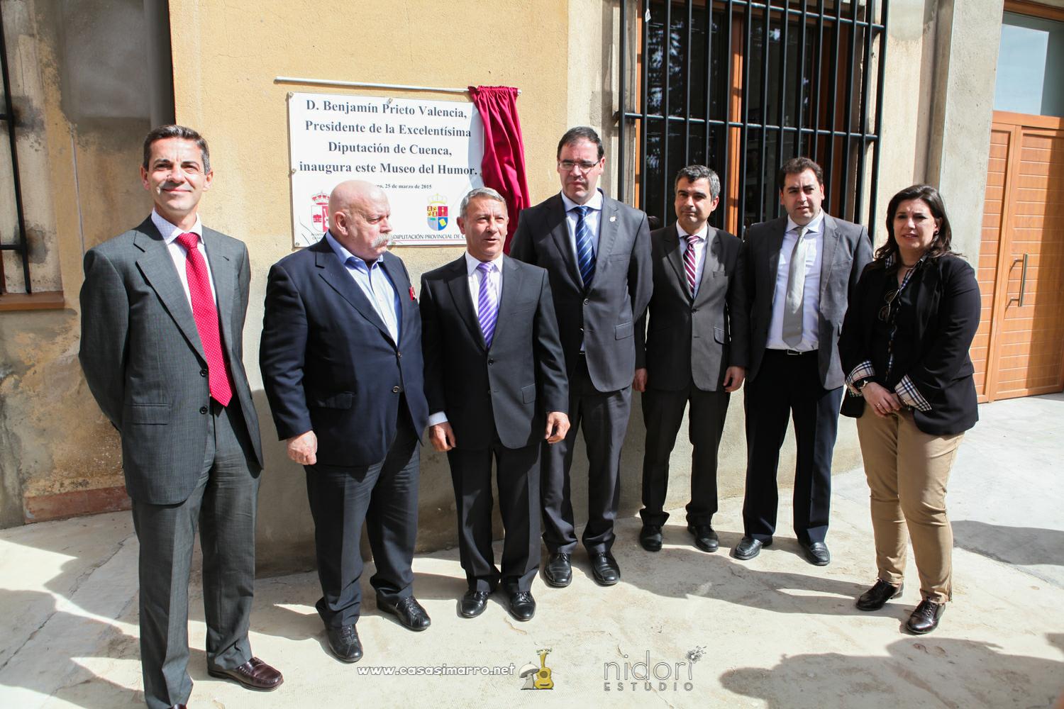 El alcalde de Casasimarro, Juan Sahuquillo (3i) inaugura un placa del Museo del Humor en la localidad.