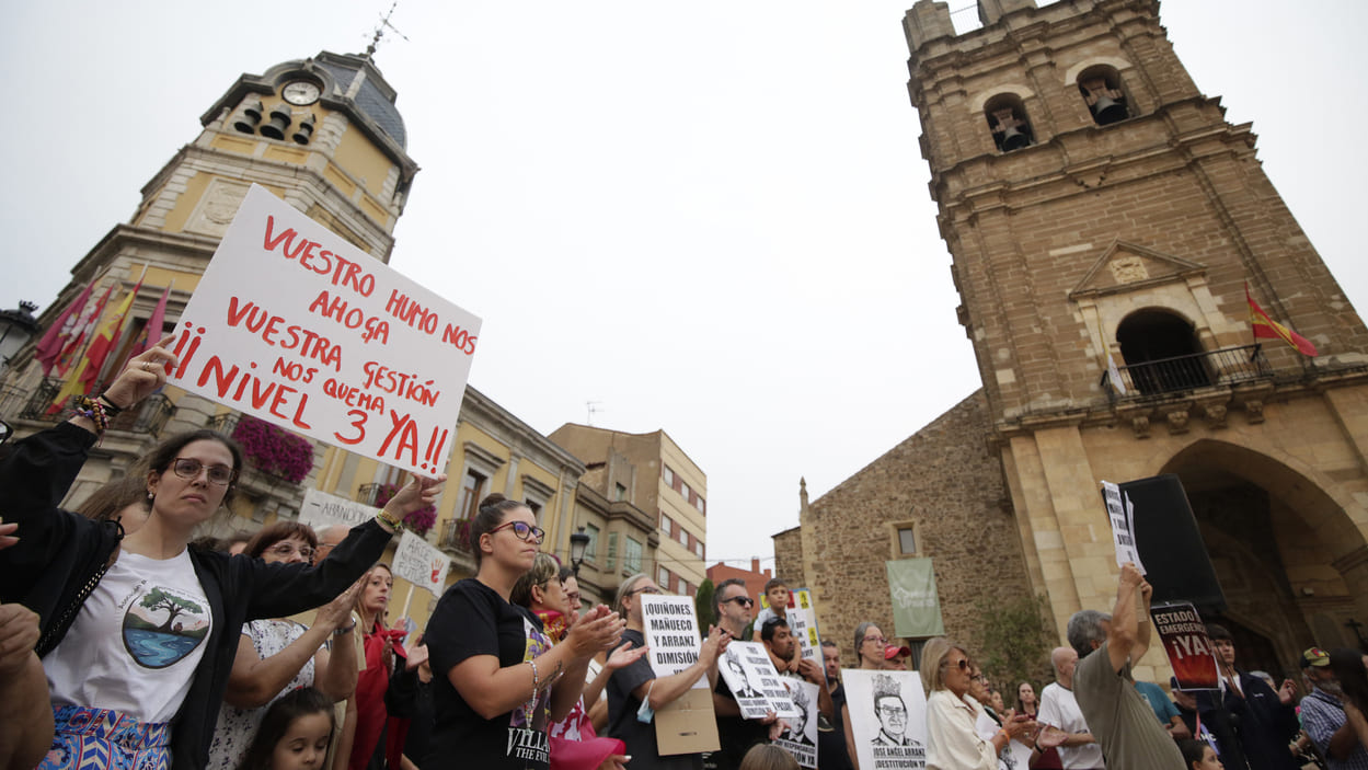 Manifestación en La Bañeza (León) por la gestión de los incendios. EP.