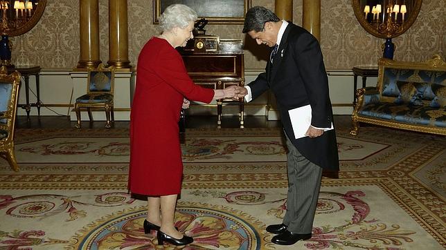 Federico Trillo presenta sus respetos a Isabel II tras ser nombrado embajador de España en Londres
