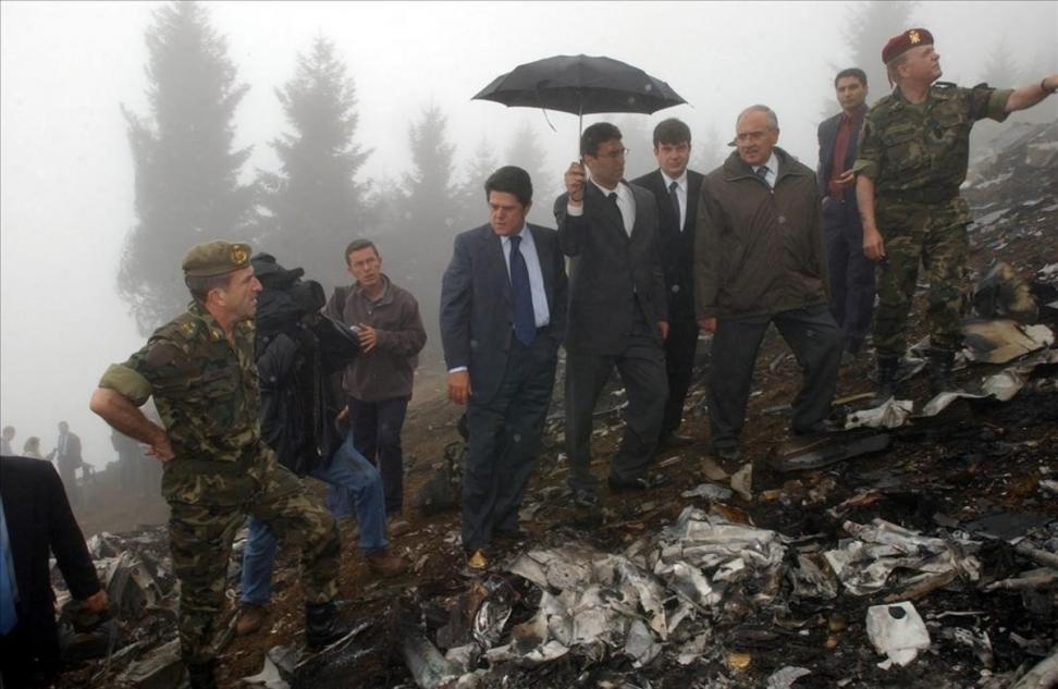 El entonces ministro de Defensa, Federico Trillo, visita el lugar del accidente del Yak-42. 