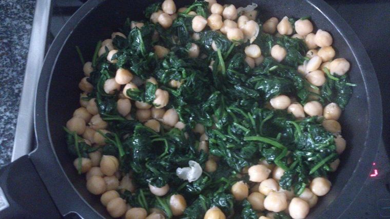 Garbanzos con espinacas y codillo de cerdo fresco con patatas cocidas