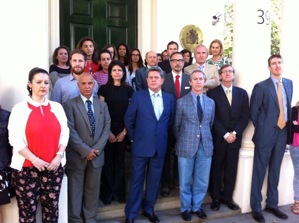 Federico Trillo, con el equipo de la Embajada española en Reino Unido. 