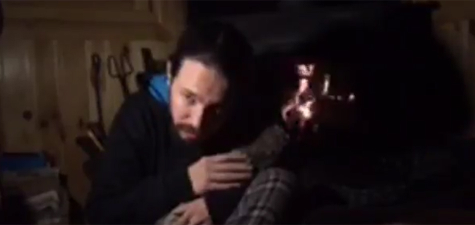 Pablo Iglesias escuchando a un tronco para promocionar la participación en Vistalegre II
