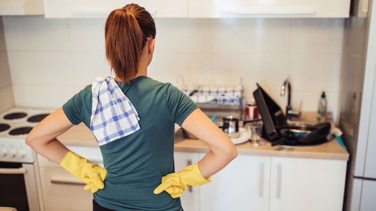 Qué dice de tu personalidad dejar los platos sucios en el fregadero (y no es lo que piensas)