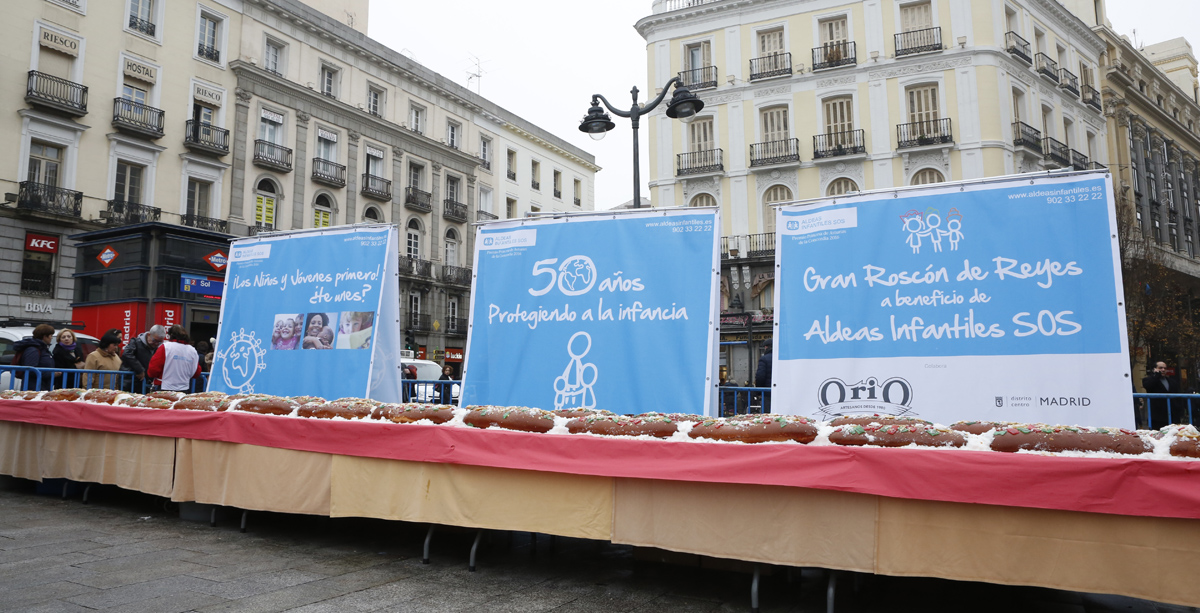 Roscón de Reyes gigante de Aldeas Infantiles en la Puerta del Sol