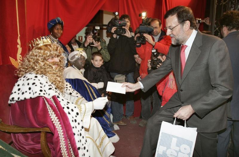 Rajoy le da su carta a un Rey Mago.