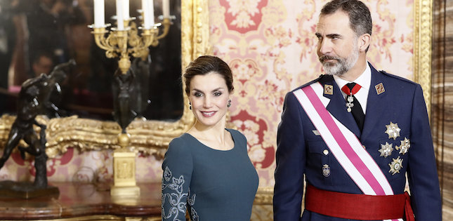 El rey Felipe VI, acompañado por la reina Letizia, durante la celebración de la Pascua Militar que ha presidido hoy en el Palacio Real.