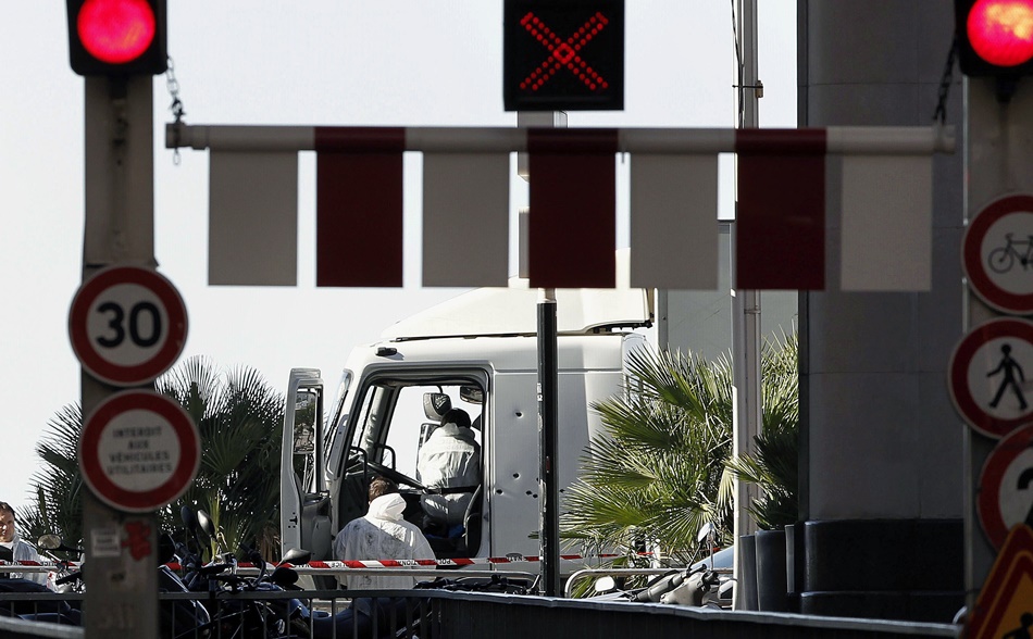 Imagen de investigadores en la cabina del camión que acabó con la vida de más de 80 personas en Niza en julio pasado. 