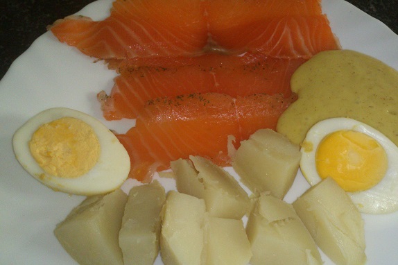 Salmón Marinado con patatas cocidas y salsa de mostaza y chuletas de cerdo con verduras