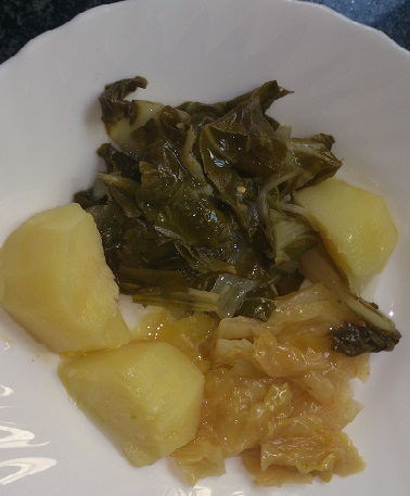 Menestra de verduras de hoja y canelones de carne