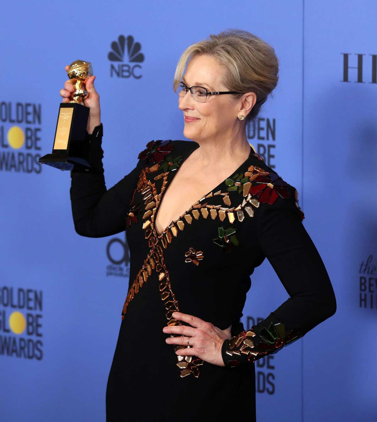 La actriz Meryl Streep posa con el premio honorífico Cecil B. DeMille a toda su carrera, que recibió esta noche en la gala de los Globos de Oro. EFE