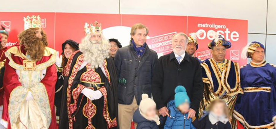 Antonio González Terol y Jaime Mayor Oreja reciben a los Reyes Magos en el tren ligero de Boadilla del Monte