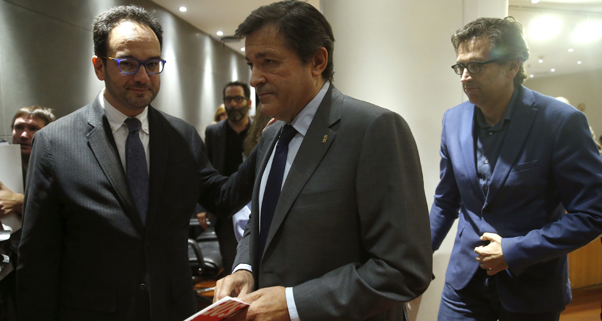 El presidente de la gestora del PSOE, Javier Fernández, y el portavoz en el Congreso, Antonio Hernando
