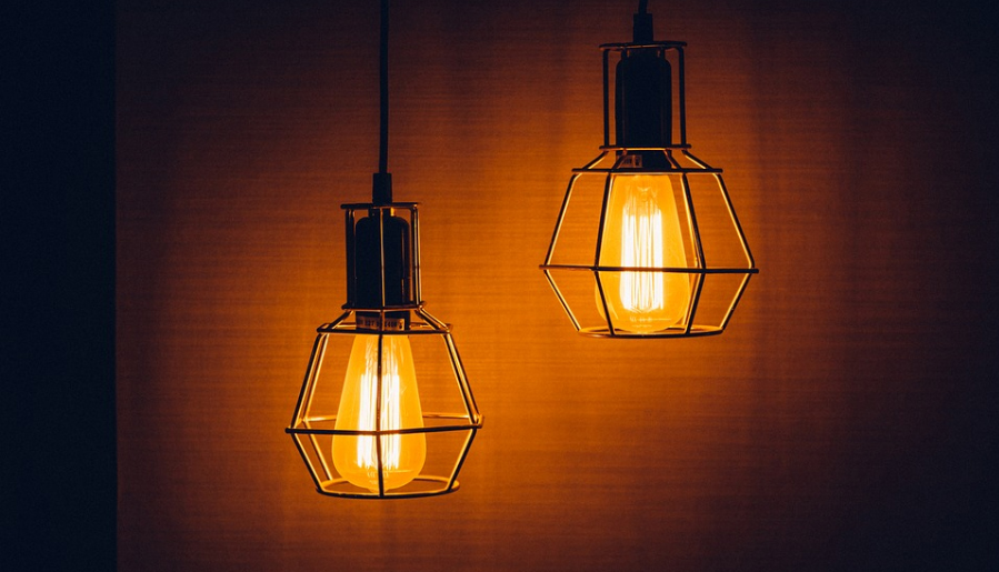 Imagen con dos bombillas de bajo consumo