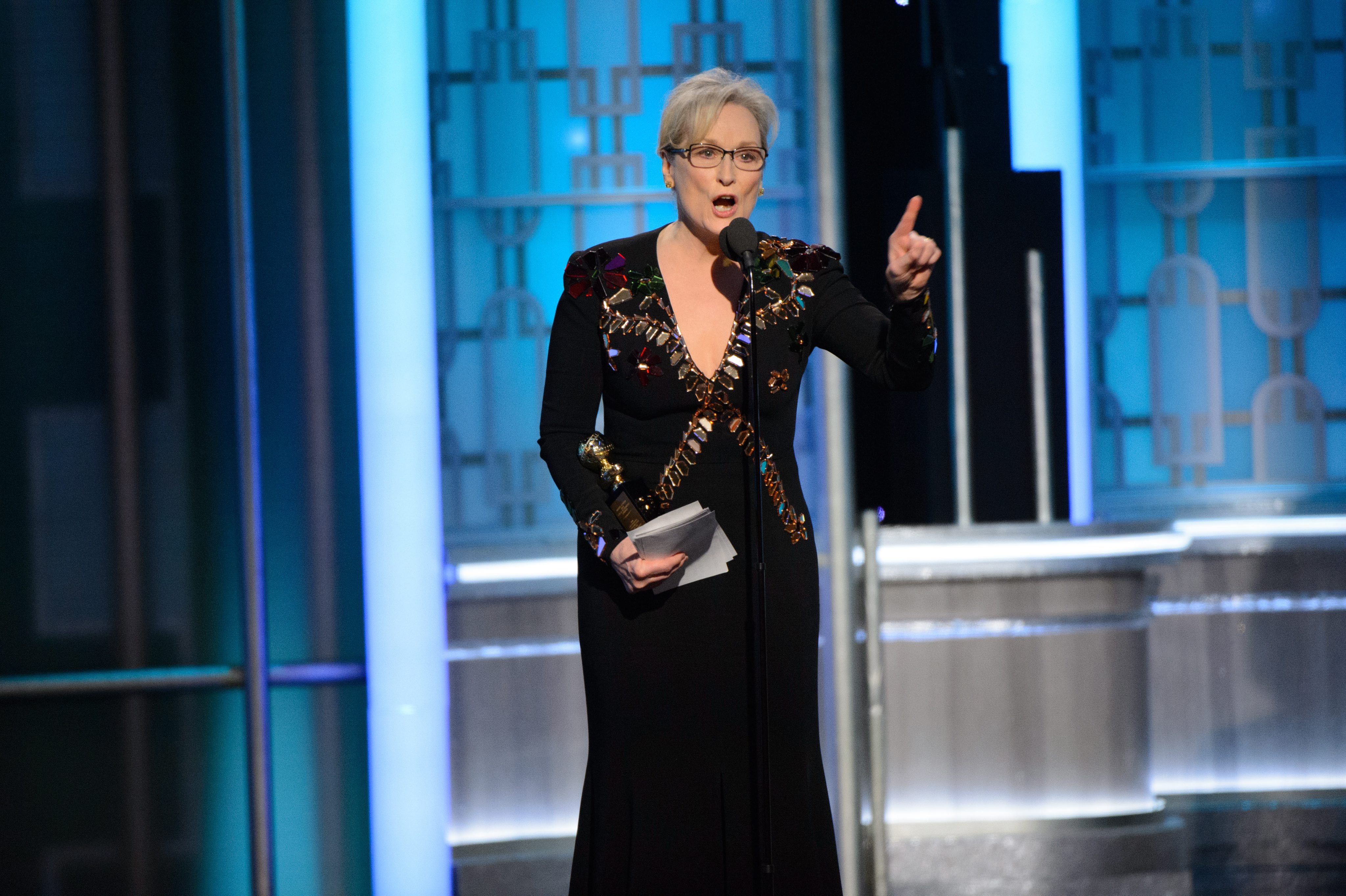La actriz Meryl Streep aceptando el premio Cecil B. DeMille a toda una vida en la edición 74 de los Globo de Oro.
