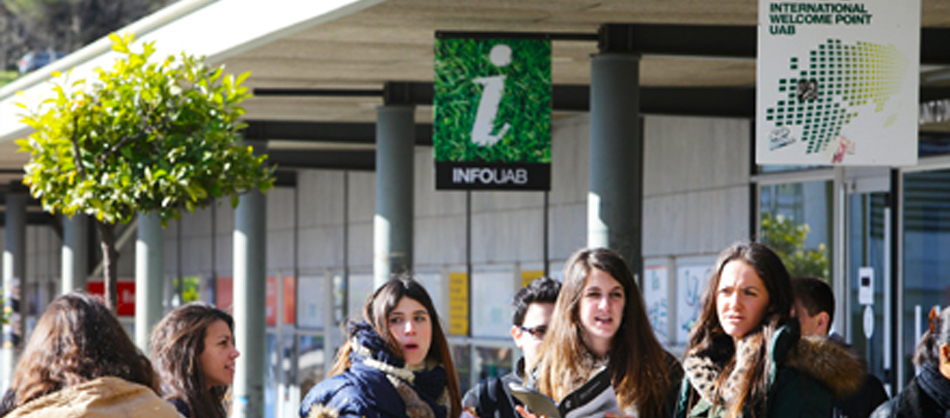 Estudiantes ante un punto de información sobre estudios internacionales en la Autónoma de Barcelona (UAB)