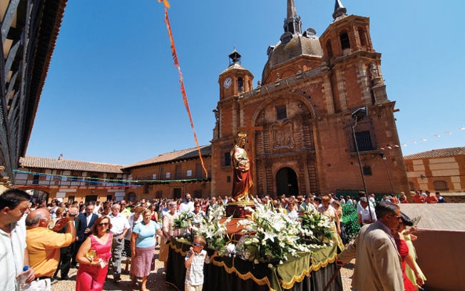 Celebración de un acto religioso en la parroquia del Cristo de la localidad ciudadrealeña de San Carlos del Valle.