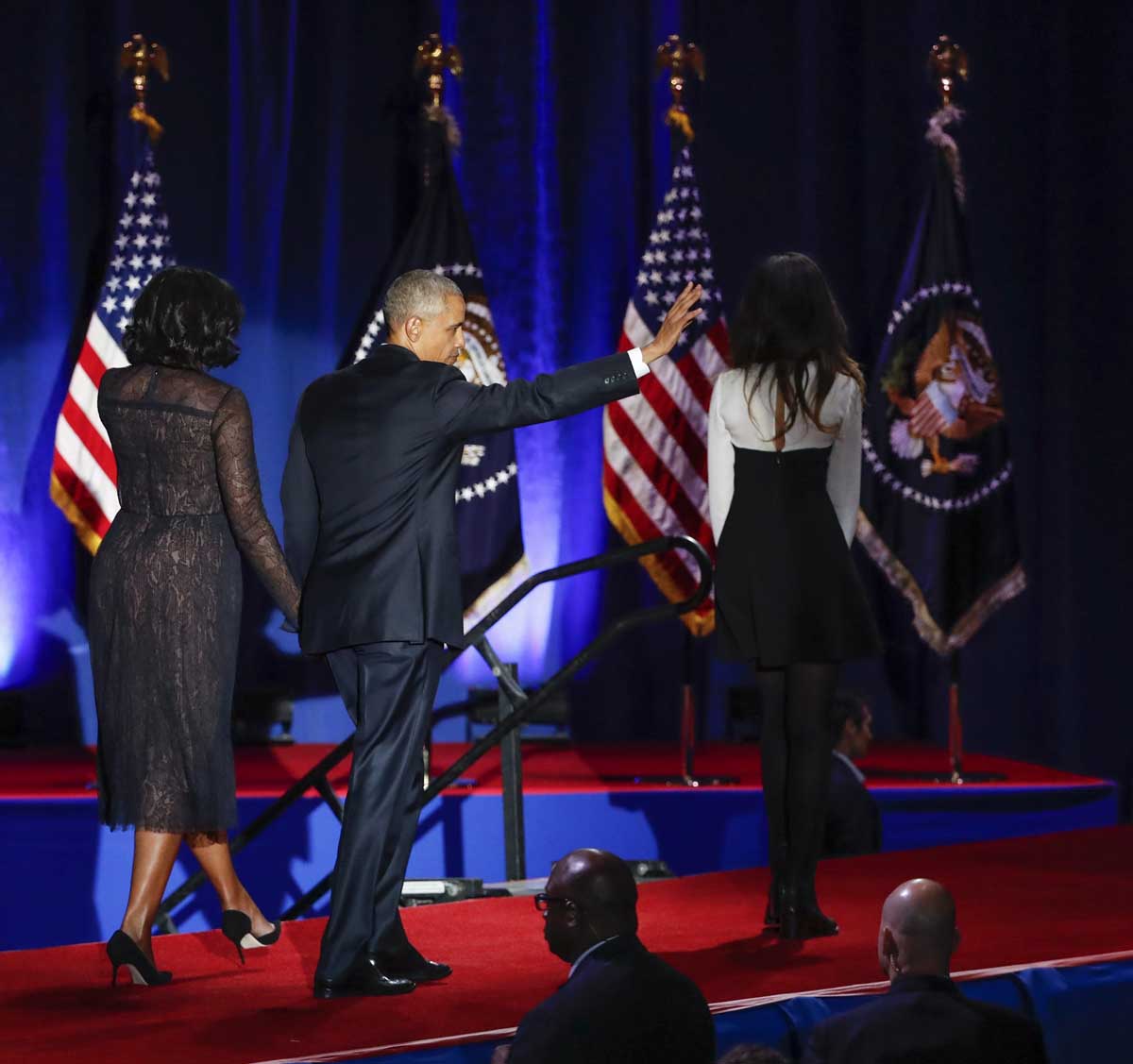 El presidente de Estados Unidos, Barack Obama (c), deja el escenario junto a su esposa Michelle Obama (i) y su hija Malia, tras su discurso de despedida en McCormick (Chicago). 