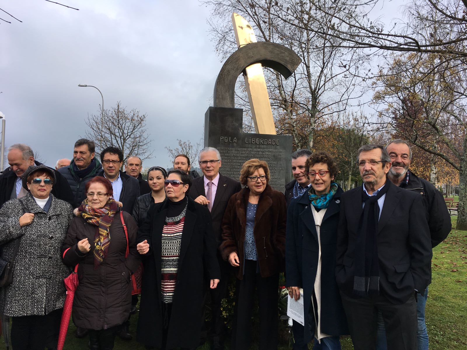 Baltasar Garzón, en Villagarcía de Arousa, con familiares y memorialistas.