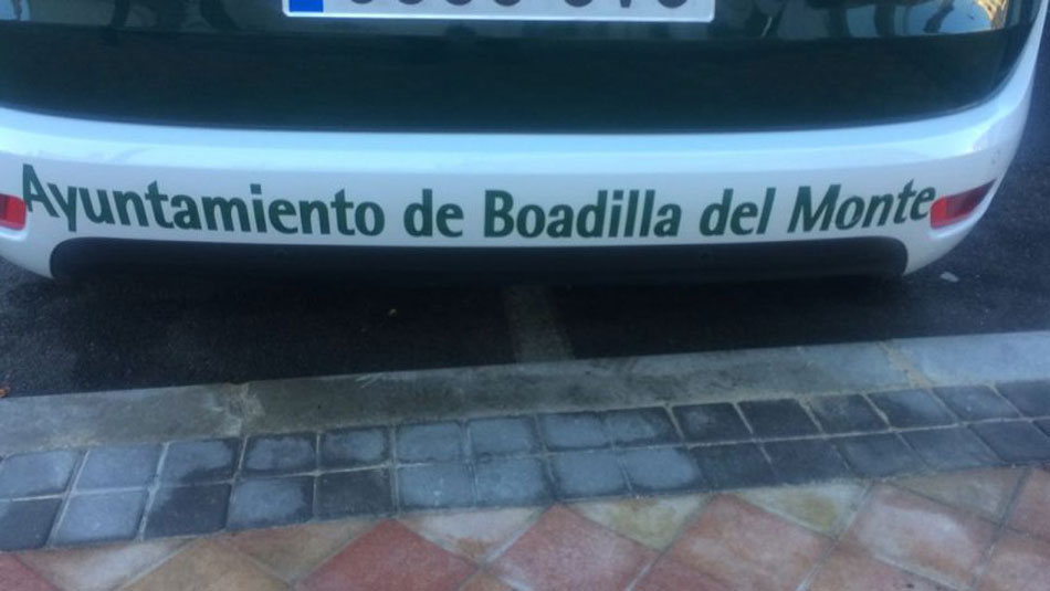 Coche de la Guardia Civil con el rótulo del Ayuntamiento de Boadilla