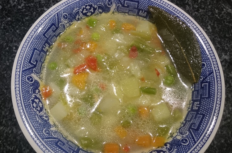 Sopa de verduras con hueso de jamón y tronco de merluza al horno