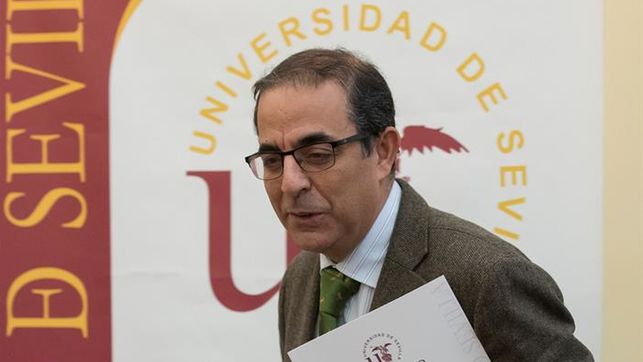 Miguel Ángel Castro, rector de la Universidad de Sevilla, ayer al inicio de su rueda de prensa.