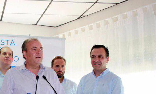 Una foto sin desperdicio: junto a Monago, 'jefe' del PP extremeño, Juan Parejo, el 'hombre de la mano en alto', y el propio Morales
