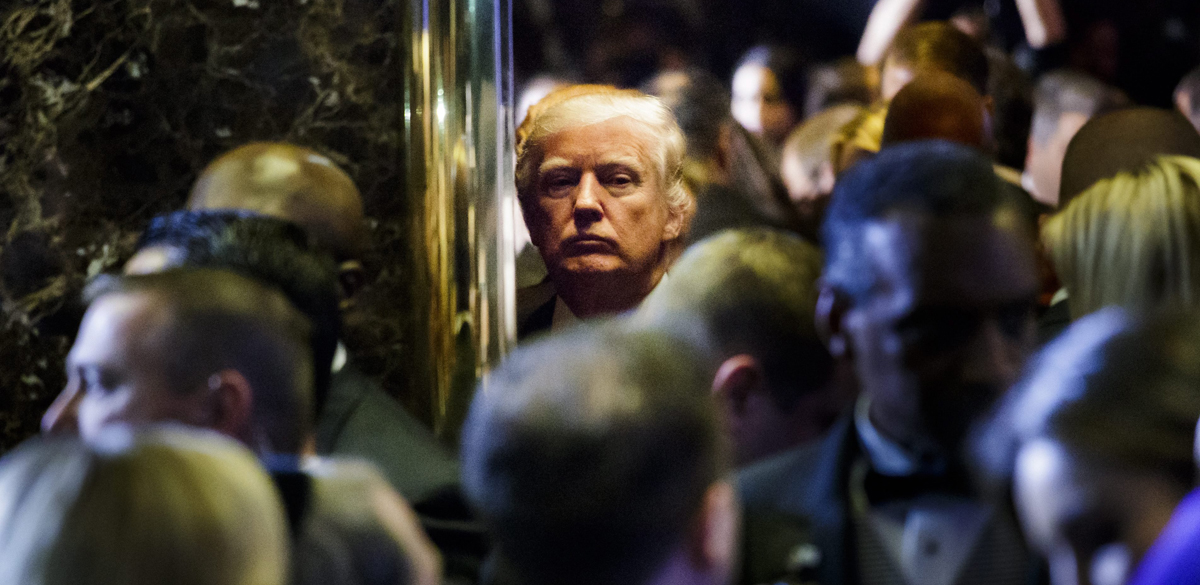 El presidente electo de Estados Unidos, Donald Trump, se retira tras una conferencia de prensa en el vestíbulo de la Trump Tower en Nueva York, Nueva York, Estados Unidos, ayer. 