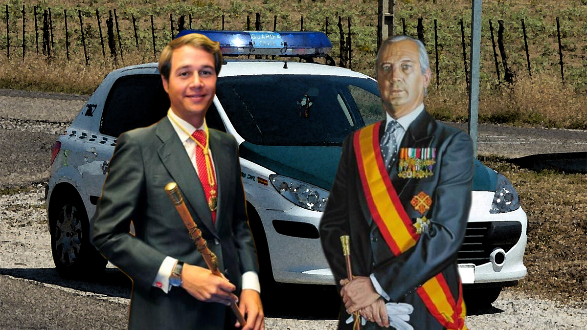 El alcalde del PP de Boadilla, Antonio González Terol, junto al retrato adornado del director de la Guardia Civil, Arsenio Fernández de Mesa.