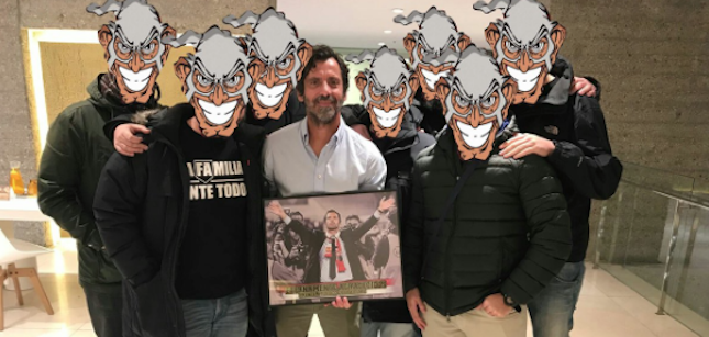 Quique Sánchez Flores con una representación del Frente Atleti.