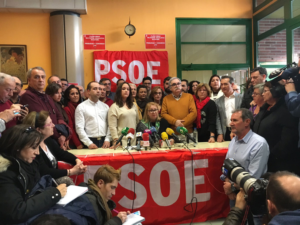 Representación de las diferentes plataformas críticas con la Gestora del PSOE en la rueda de prensa en la Fundación Abogados de Atocha - A. G.