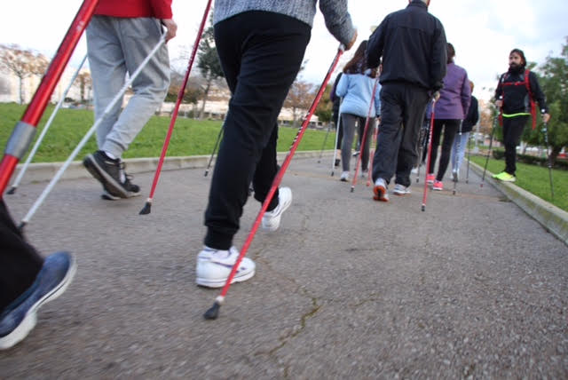 Un grupo de personas practicando nordic walking en la zona de Son Serra-La Vileta