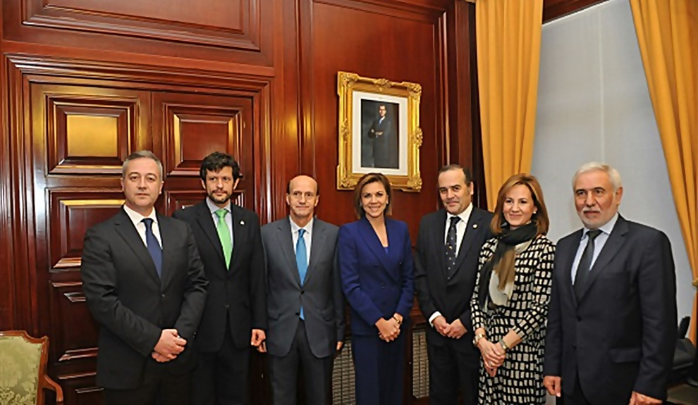 Sánchez Seco, a la derecha de Cospedal, con corbata azul.